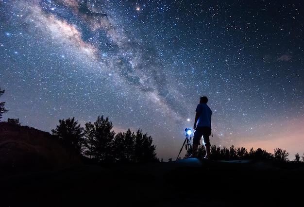 Hombre silueta de pie contra el campo de estrellas