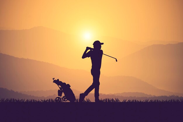 Hombre silueta de pie en la montaña contra el cielo durante la puesta de sol