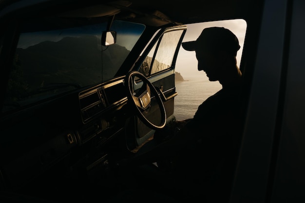 Hombre silueta sentado en el coche