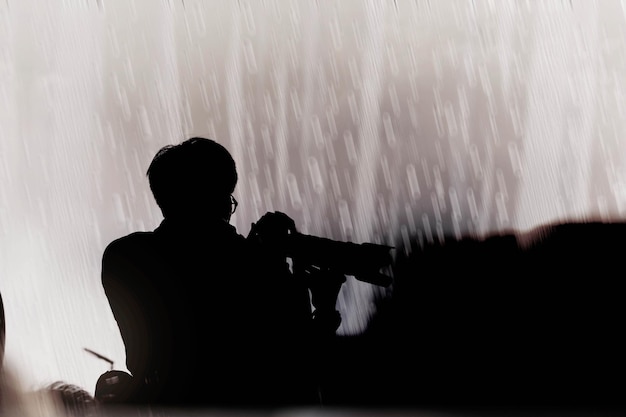 Foto hombre silueta sentado contra el cielo