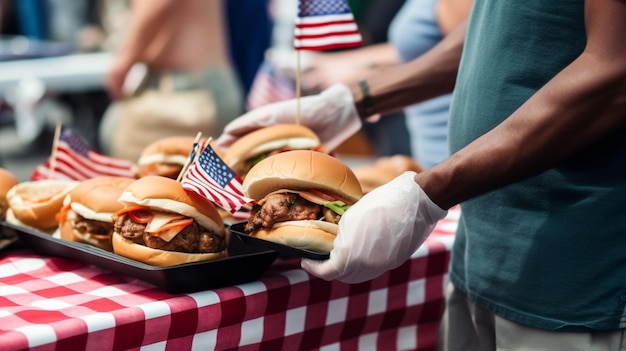 Un hombre sirviendo una hamburguesa en un festival gastronómico.