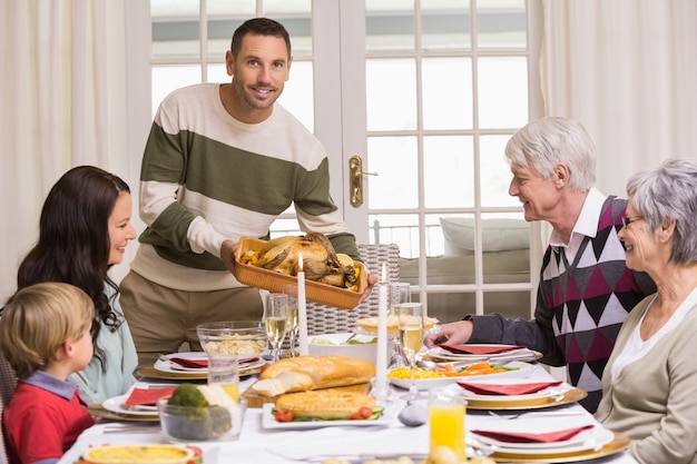 Hombre sirviendo pavo asado en Navidad