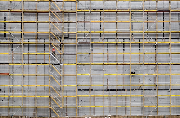 Hombre en el sitio de construcción
