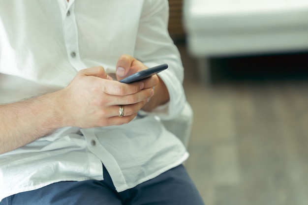 Hombre con smartphone en cafetería