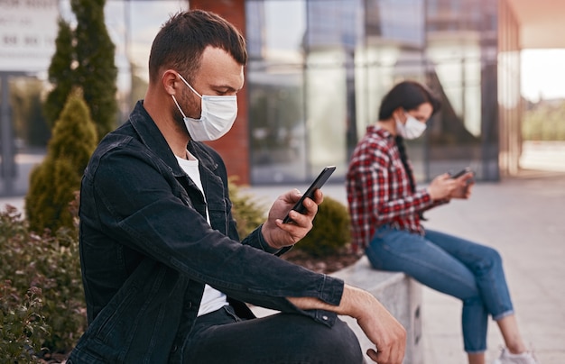 Hombre con smartphone lejos de mujer