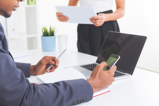 Hombre con smartphone mujer con tablet