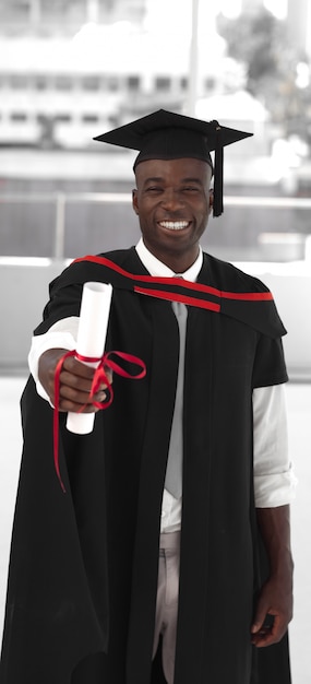 Hombre smilling en la graduación