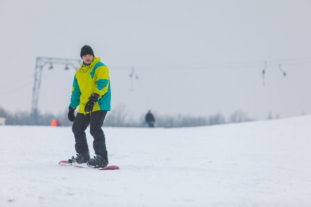 hombre de snowboard abajo por la colina tiempo de deporte de invierno