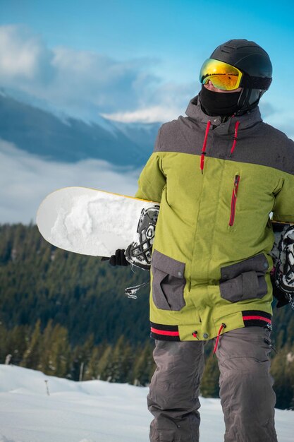 Hombre snowboarder retrato montañas de los Cárpatos en el deporte de invierno de fondo