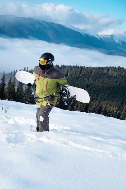 Hombre snowboarder retrato montañas de los Cárpatos en el fondo