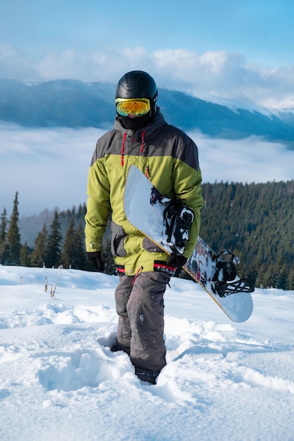 Hombre snowboarder retrato montañas de los Cárpatos en el fondo