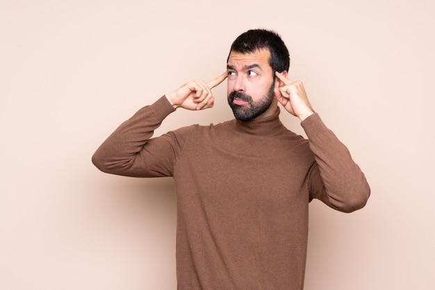 Hombre sobre aislado teniendo dudas y pensamiento