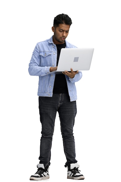 El hombre sobre un fondo blanco utiliza una computadora portátil.