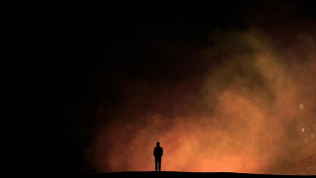 El hombre se para sobre un fondo de partículas brillantes voladoras