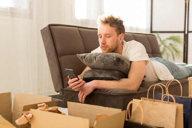 Hombre en el sofá con smartphone