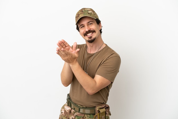 Hombre soldado aislado sobre fondo blanco aplaudiendo después de la presentación en una conferencia