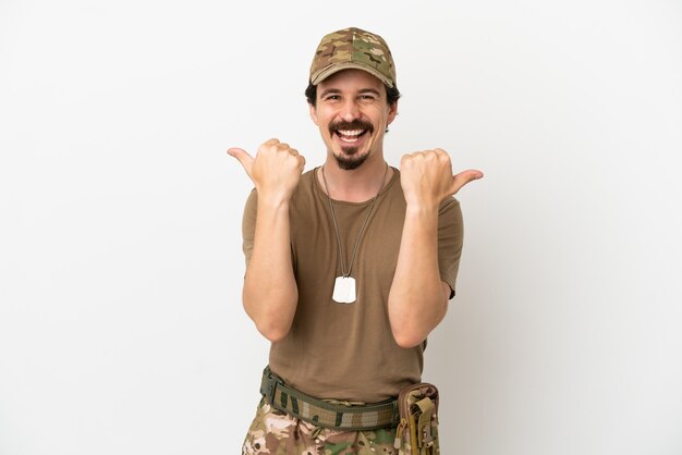 Hombre soldado aislado sobre fondo blanco con gesto de pulgar hacia arriba y sonriente