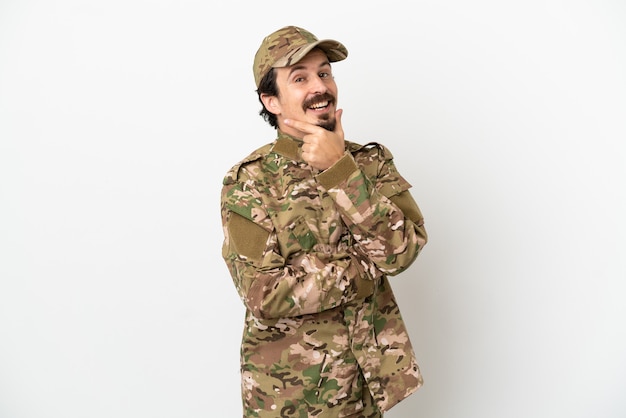 Hombre soldado aislado sobre fondo blanco sonriendo