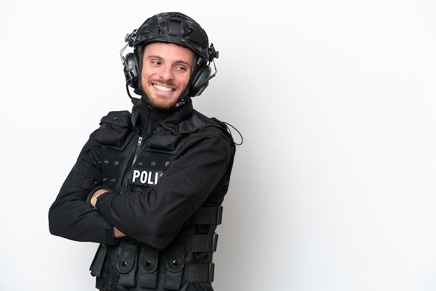 Hombre soldado brasileño aislado sobre fondo blanco con los brazos cruzados y feliz