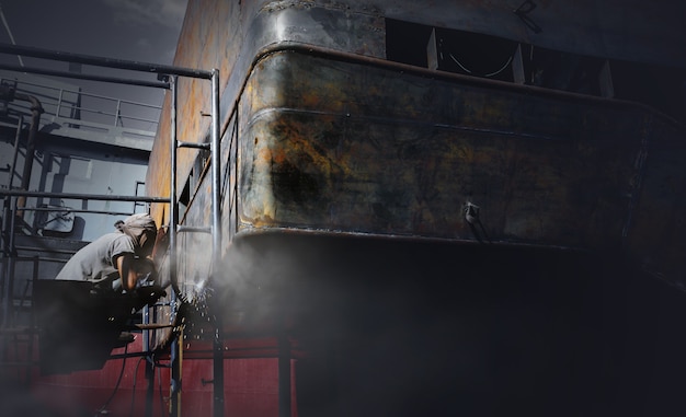 Foto hombre soldador que trabaja en el astillero, concepto de vida del trabajador industrial.