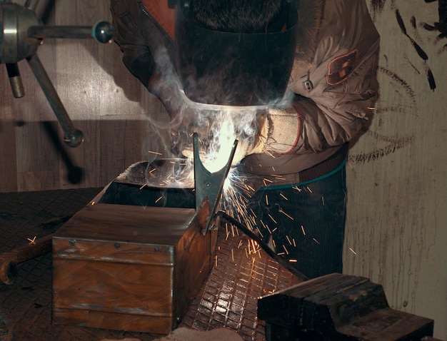 Foto hombre de soldadura de metales