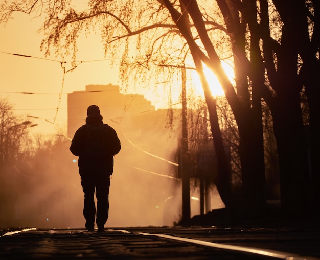 Hombre solitario en la calle.