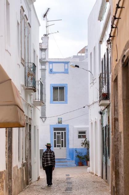 Foto hombre solitario caminando por las calles.