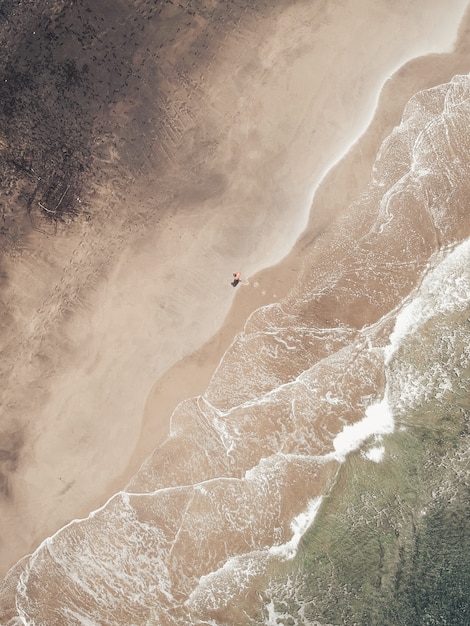 hombre solitario en la playa