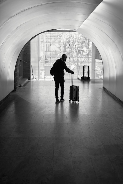 hombre solo con bolsa de viaje