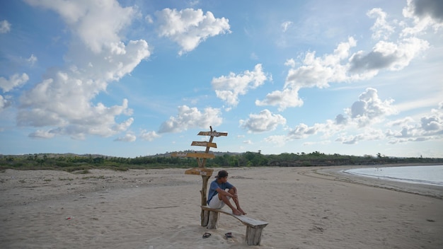 Hombre solo disfrutando de la playa de belleza