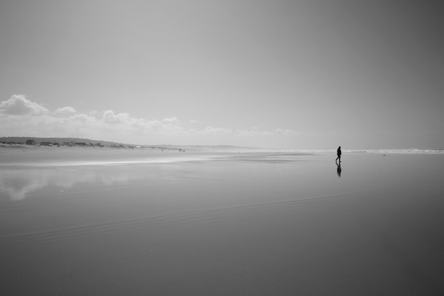 Foto hombre solo en el mar