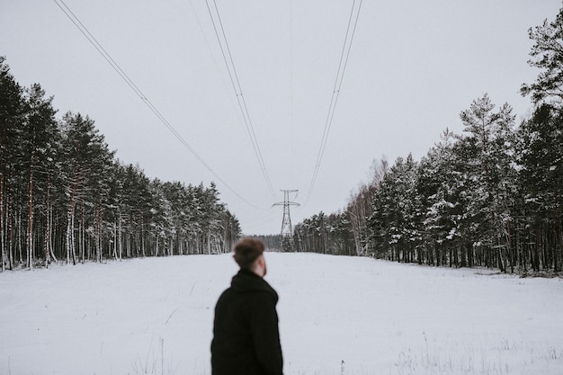 Hombre solo en la nieve