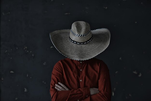 hombre en un sombrero con ala de paja, esconde su rostro, chico de incógnito, estilo de música country abstracto américa oeste