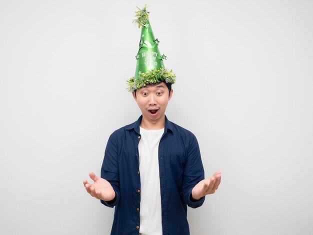 Hombre con sombrero de feliz año nuevo mirando copia espacio mano