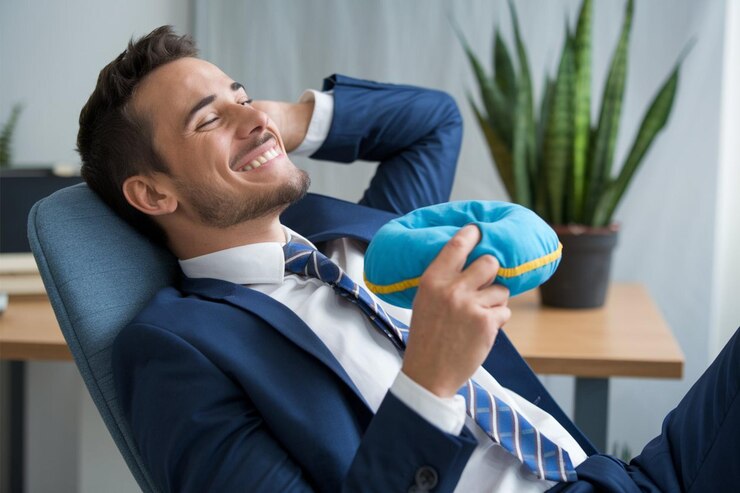 un hombre con un sombrero habla con otro hombre con una camisa azul