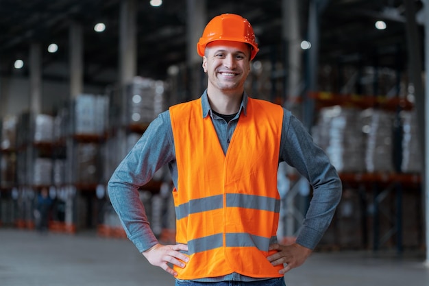 un hombre con un sombrero naranja y un chaleco naranja