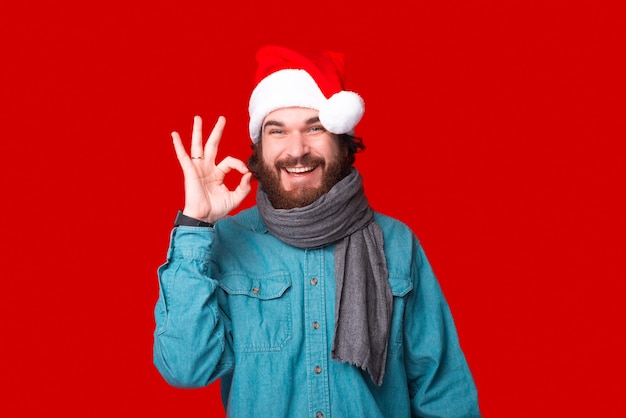 El hombre con sombrero de Navidad está diciendo que todo está bien.