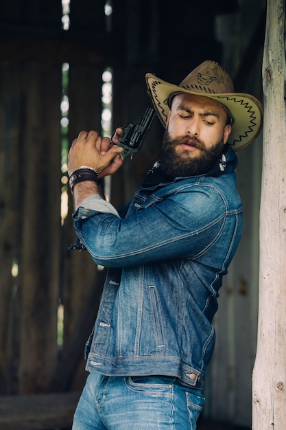 Foto hombre con sombrero y pistola