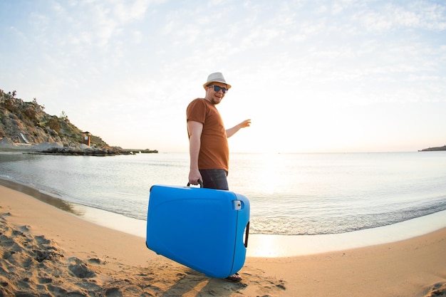 Hombre con sombrero en la playa contra el cielo