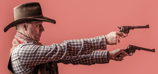 Hombre con sombrero de vaquero pistola Retrato de un vaquero West guns Retrato de un vaquero Hombre occidental con sombrero Retrato de granjero o vaquero con sombrero Granjero estadounidense