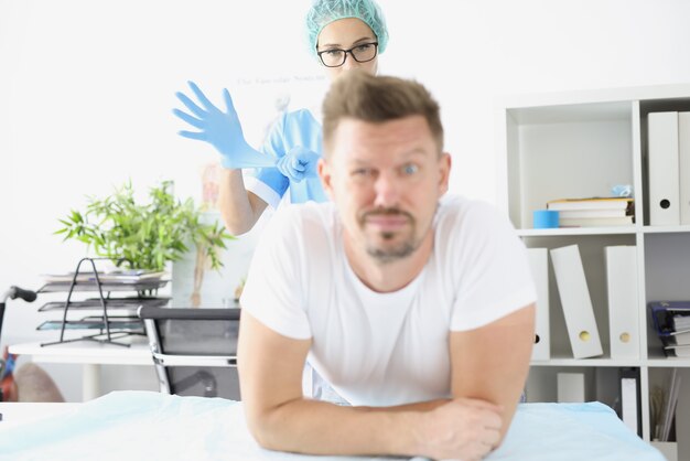 Foto el hombre se somete a un examen médico en la oficina del proctólogo