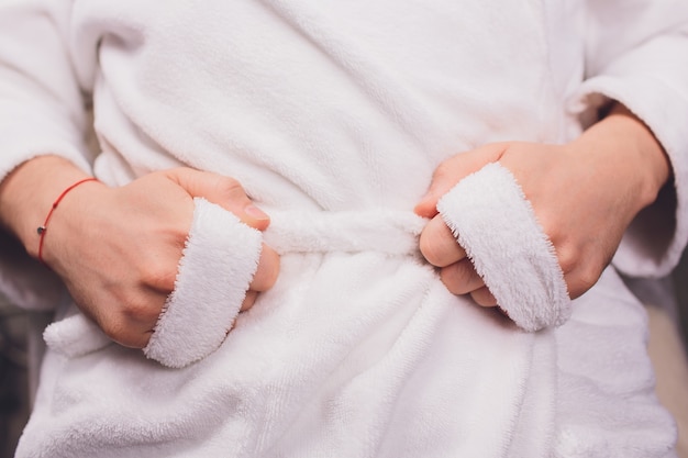 Hombre soñoliento en una bata de baño Mañana. En un primer plano blanco.