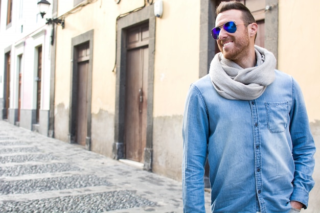 Hombre sonriendo y caminando por la calle