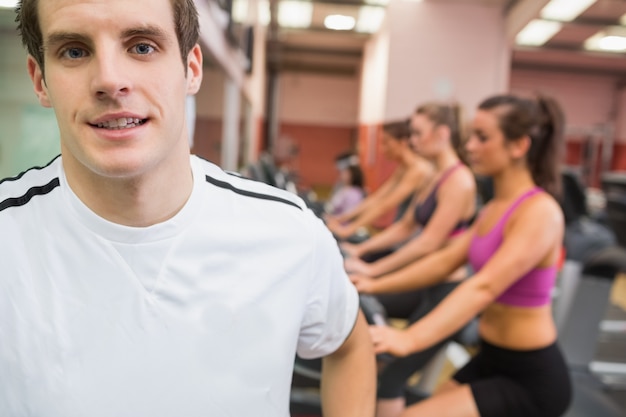 Hombre sonriendo en el gimnasio