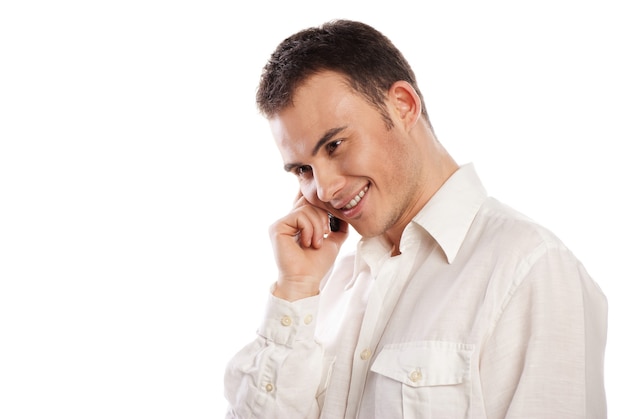 Hombre sonriendo y hablando por teléfono aislado