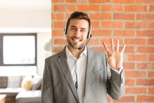 Hombre sonriendo y hombre con aspecto amistoso, mostrando el número cuatro o cuarto con la mano hacia adelante, contando hacia atrás