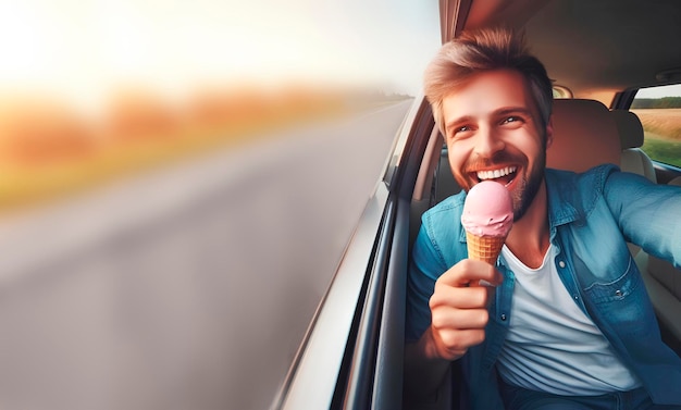 hombre sonriendo mientras sostiene un helado en su mano en la carretera