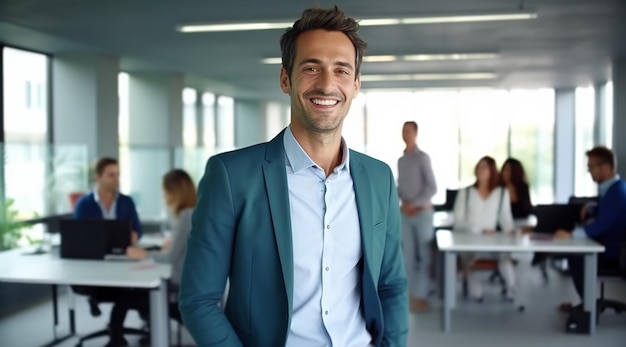 hombre sonriendo en la oficina con otros alrededor de los negocios