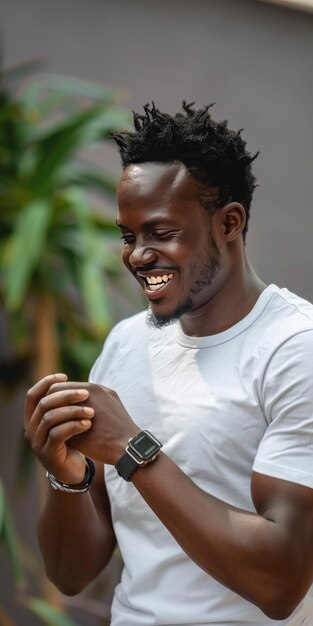 Hombre sonriendo con su teléfono inteligente