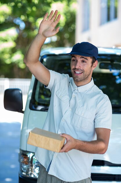 Foto hombre sonriente, agitando la mano